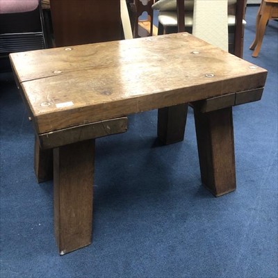 Lot 376 - A 20TH CENTURY OAK COFFEE TABLE