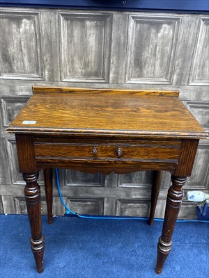 Lot 319 - AN OAK SIDE TABLE