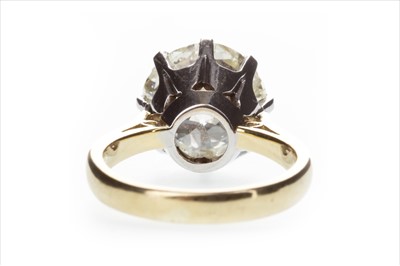Lot 382 - A N IMPRESSIVE DIAMOND SOLITAIRE RING
