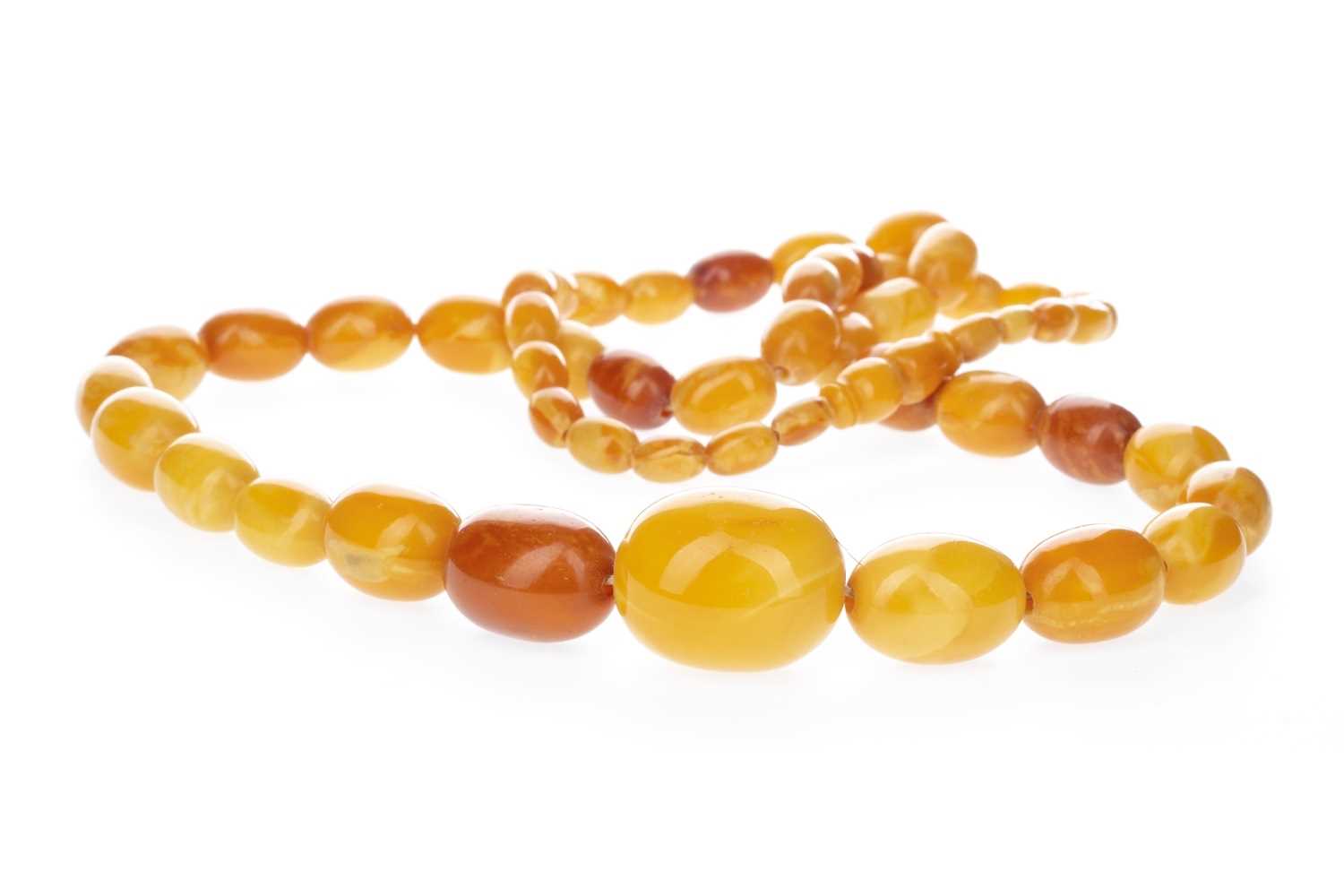 Lot 383 - AN AMBER BEAD NECKLACE