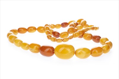Lot 383 - AN AMBER BEAD NECKLACE