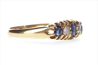 Lot 384 - A BLUE GEM AND DIAMOND FIVE STONE RING