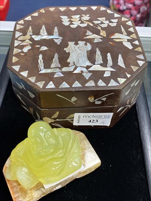 Lot 423 - A CHINESE WOOD AND MOTHER OF PEARL OCTAGONAL BOX AND A GREEN HARDSTONE BUDDHA