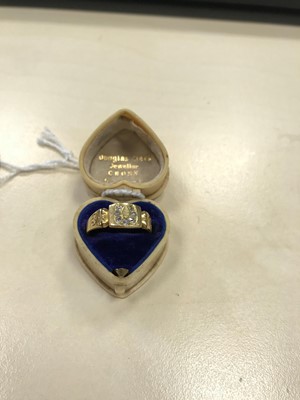 Lot 394 - A VICTORIAN DIAMOND RING