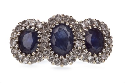 Lot 1415 - A BLUE GEM SET AND DIAMOND CLUSTER RING