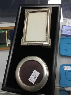 Lot 464 - A CIRCULAR SILVER PHOTOGRAPH FRAME, A BRUSH, HAND MIRROR AND ANOTHER FRAME