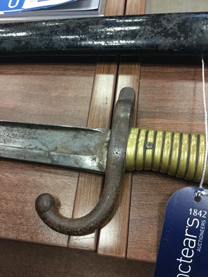 Lot 1613 - A LATE 19TH CENTURY FRENCH SWORD BAYONET