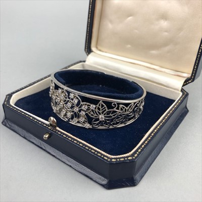 Lot 10 - A GEM SET SUITE OF SILVER JEWELLERY AND A SILVER BANGLE