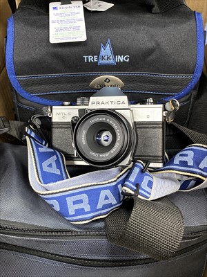 Lot 499 - A LOT OF CAMERAS AND CAMERA EQUPMENT