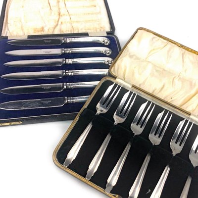 Lot 450 - A LOT OF THREE CASED SILVER FLATWARE SETS