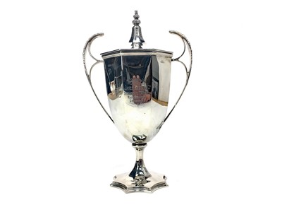 Lot 1706 - AN EARLY 20TH CENTURY SILVER TROPHY CUP AND COVER