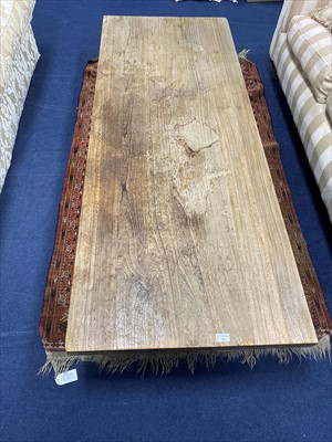 Lot 194 - A MODERN LOW TABLE