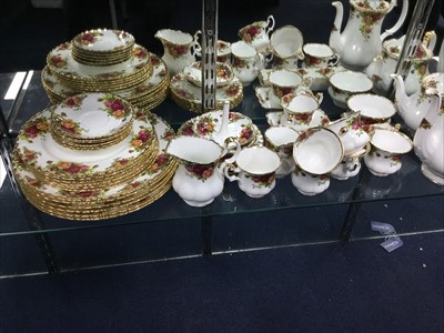 Lot 1 - A ROYAL ALBERT OLD COUNTRY ROSES DINNER AND TEA SERVICE