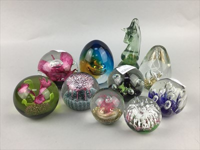 Lot 22 - A LOT OF GLASS PAPERWEIGHTS