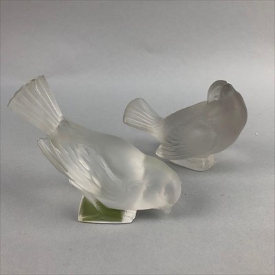 Lot 13 - A LALIQUE PIN DISH ALONG WITH TWO FROSTED GLASS BIRDS