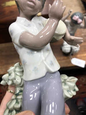 Lot 125 - A LOT OF TWO LLADRO FIGURES OF CHILDREN