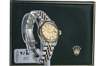 Lot 855 - A LADY'S ROLEX OYSTER PERPETUAL DATE STAINLESS STEEL BI COLOUR AUTOMATIC WRIST WATCH