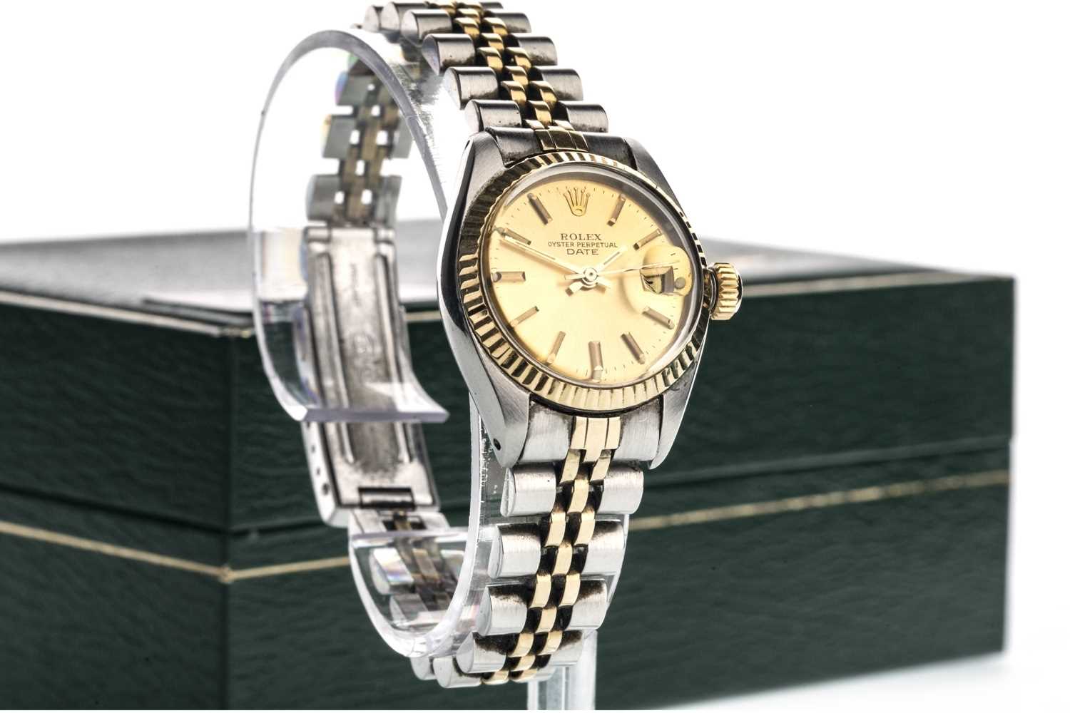 Lot 855 - A LADY'S ROLEX OYSTER PERPETUAL DATE STAINLESS STEEL BI COLOUR AUTOMATIC WRIST WATCH