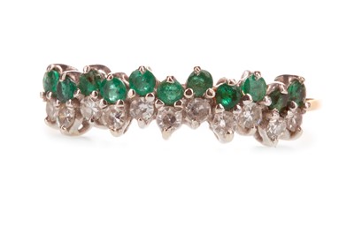 Lot 492 - A GREEN GEM AND DIAMOND BAND