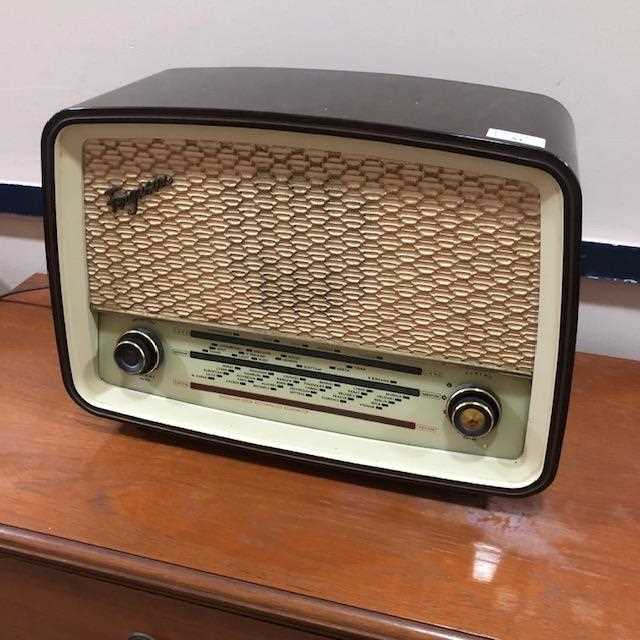 Lot 84 - A VINTAGE FERGUSON RADIO