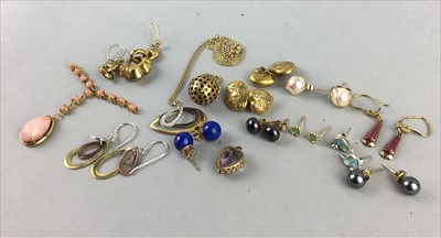 Lot 135 - A LOT OF 20TH CENTURY JEWELLERY