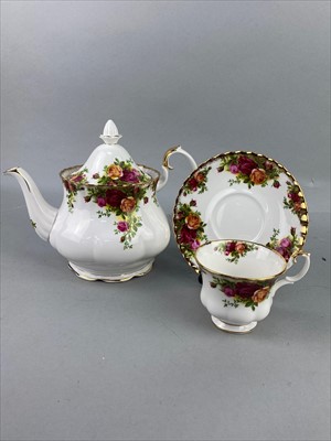 Lot 165 - A ROYAL ALBERT 'OLD COUNTRY ROSES' PART DINNER SERVICE