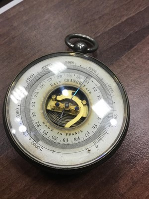 Lot 1137 - AN EARLY 20TH CENTURY FRENCH POCKET BAROMETER