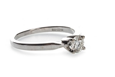 Lot 1326 - A DIAMOND SOLITAIRE RING