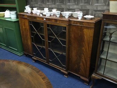 Lot 481 - A 20TH CENTURY MAHOGANY BREAKFRONT DISPLAY CABINET