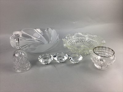 Lot 187 - A CRYSTAL VASE AND OTHER CRYSTAL AND GLASS ITEMS