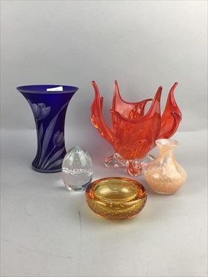 Lot 276 - A LOT OF 20TH CENTURY MARBLES, A COLOURED GLASS DISH AND OTHER GLASS ITEMS