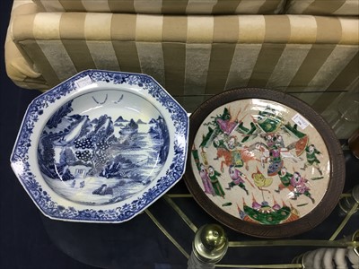 Lot 396 - AN EARLY 20TH CENTURY CHINESE FAMILLE VERTE CHARGER AND A BLUE AND WHITE BOWL
