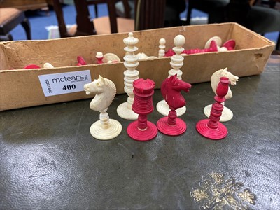 Lot 400 - A SET OF EARLY 20TH CENTURY IVORY AND STAINED IVORY CHESS PIECES