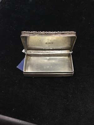 Lot 463 - AN EARLY 19TH CENTURY SILVER SNUFF BOX
