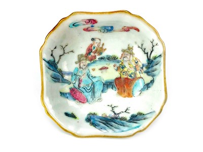 Lot 792 - AN EARLY 20TH CENTURY CHINESE FAMILLE ROSE FOOTED DISH