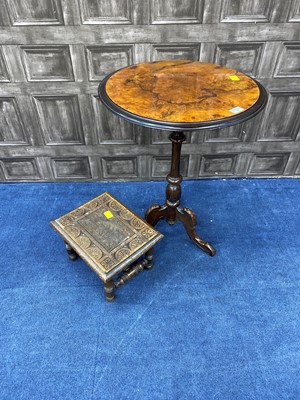 Lot 248 - A 20TH CENTURY CIRCULAR OCCASIONAL TABLE AND AN OAK STOOL