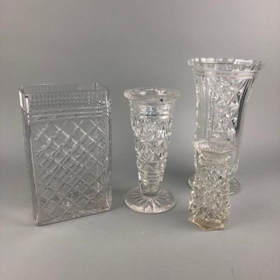 Lot 253 - A CRYSTAL VASE AND OTHER CRYSTAL AND GLASS ITEMS