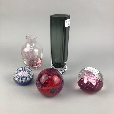 Lot 136 - A CAITHNESS PAPERWEIGHT AND OTHER GLASS ITEMS