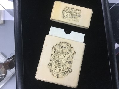 Lot 112 - AN EARLY 20TH CENTURY CHINESE IVORY CARD CASE