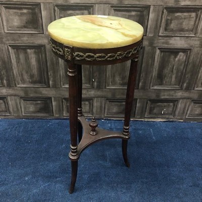 Lot 335 - A MAHOGANY CIRCULAR OCCASIONAL TABLE WITH AN ONYX TOP