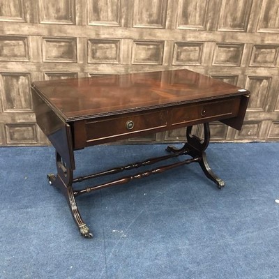 Lot 343 - A REPRODUCTION MAHOGANY SOFA STYLE TABLE