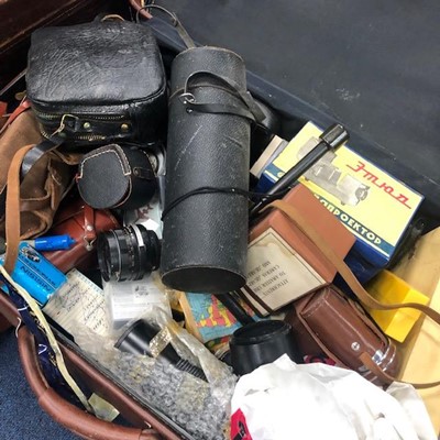 Lot 354 - A LOT OF CAMERAS AND LENSES