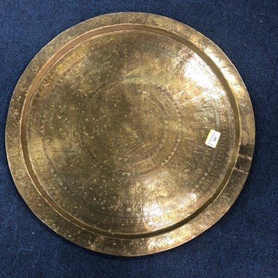 Lot 390 - AN EARLY 20TH CENTURY BRASS CIRCULAR TRAY