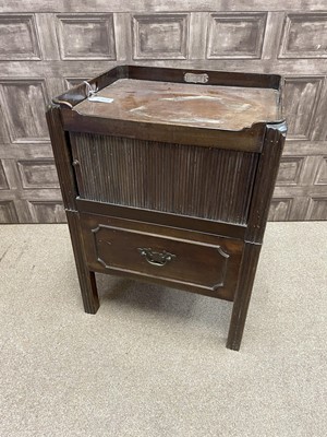 Lot 391 - A MAHOGANY TRAY TOP BEDSIDE CUPBOARD