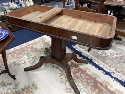 Lot 402 - AN EARLY 19TH CENTURY MAHOGANY TEA TABLE