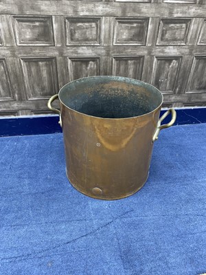 Lot 227 - AN EARLY 20TH CENTURY COPPER TWIN HANDLED CYLINDRICAL POT