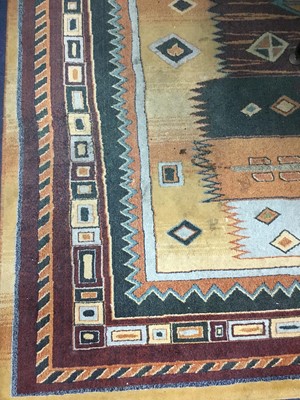 Lot 140 - A 20TH CENTURY RUG