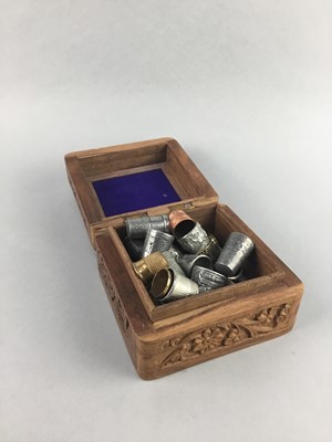 Lot 178 - A LOT OF SILVER AND OTHER THIMBLES IN A WOOD BOX