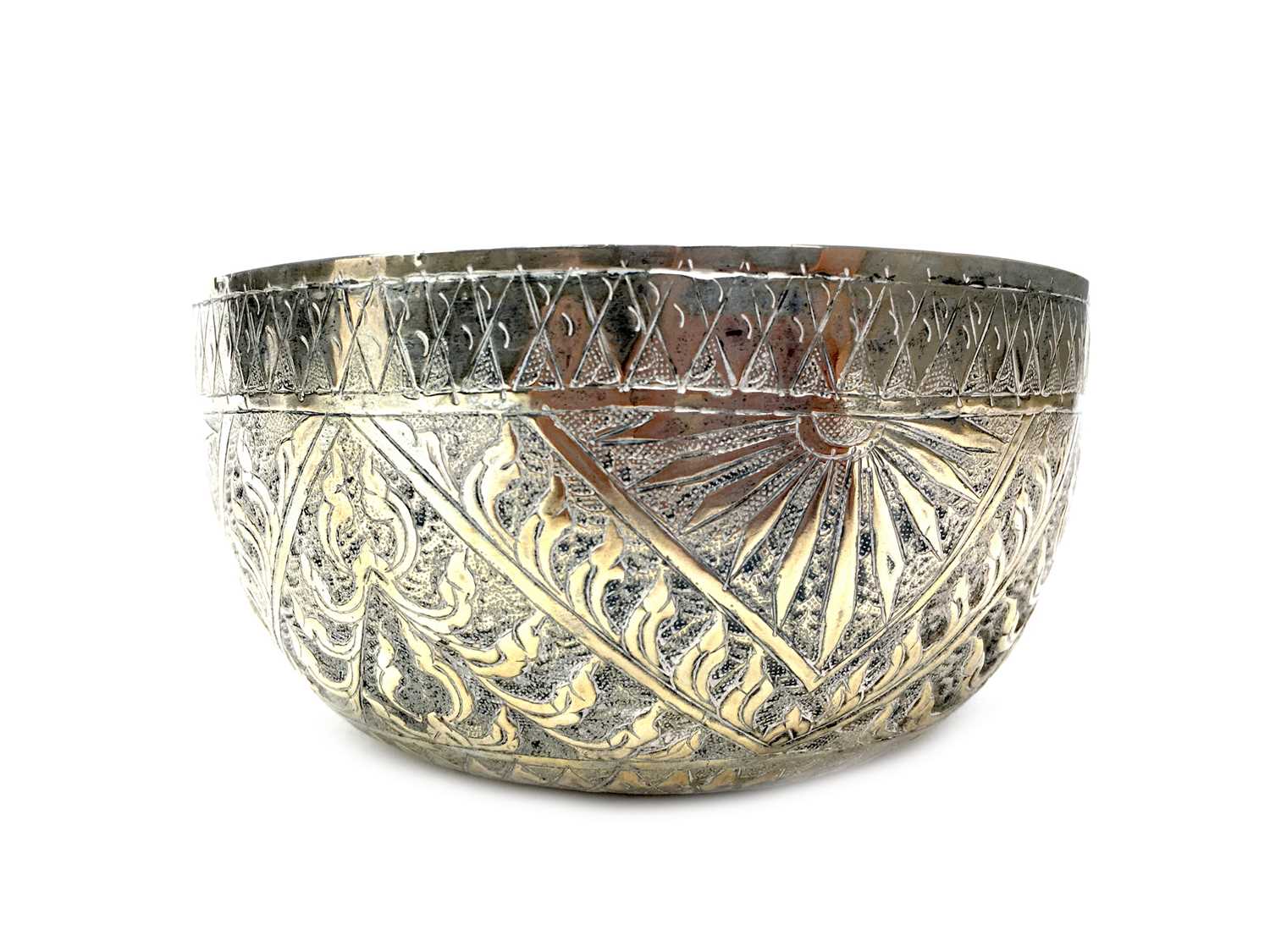 Lot 810 - A 20TH CENTURY CHINESE SILVER BOWL