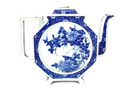Lot 813 - AN EARLY 20TH JAPANESE BLUE AND WHITE TEA POT